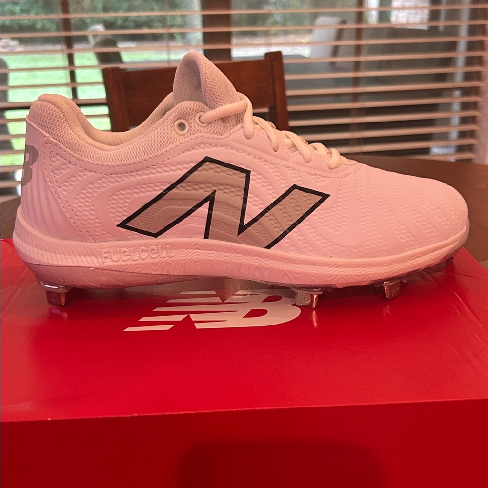 Women’s New Balance White Metal Softball Cleats Fuelcell FUSEv4
